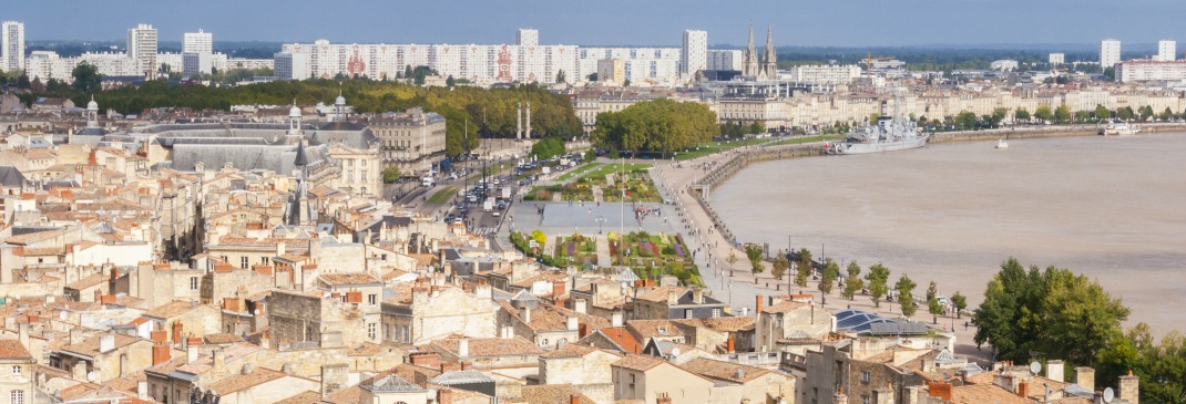 Blick über Bordeaux und seinen Hafen