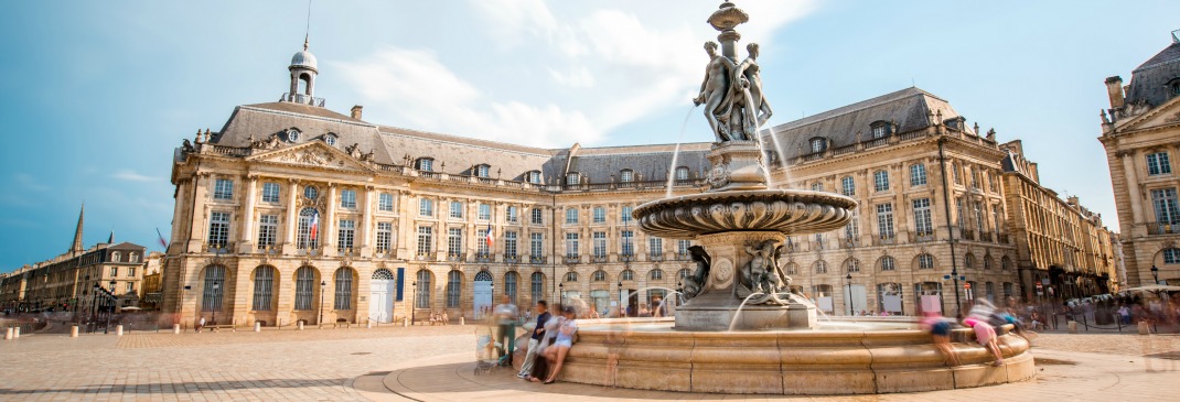 Platz mit Statue in Bordeaux