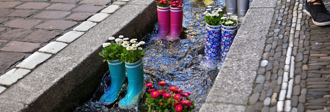 Gummistiefel im Bächle in Freiburg