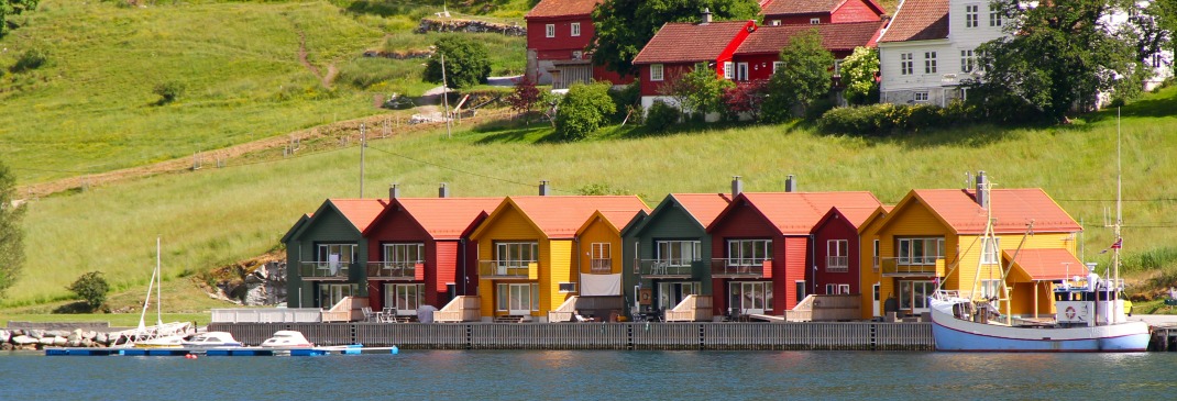 Bunte Häuser im ländlichen Norwegen
