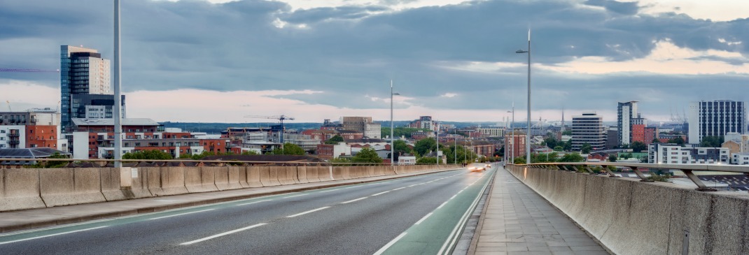 Strasse und Skyline von Southampton