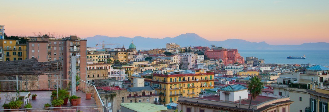 Panoramablick über Neapel am Abend