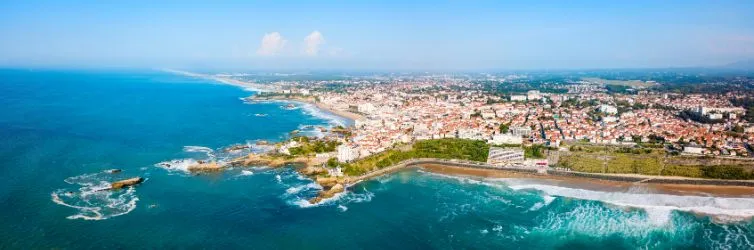 Surfer à Biarritz : une attraction phare du Pays basque