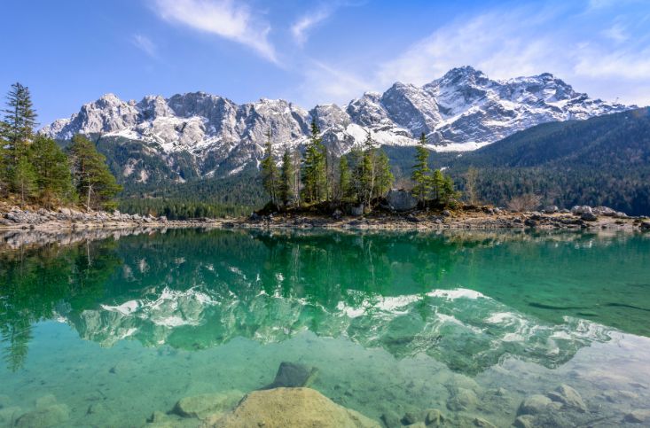 Bergpanorama mit Zugspitze in den Alpen.