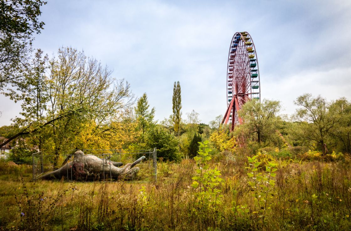 Riesenrad im überwachsenen Spreepark in Berlin.