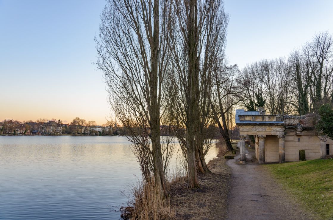 Heiliger See in Berlin in der Dämmerung.