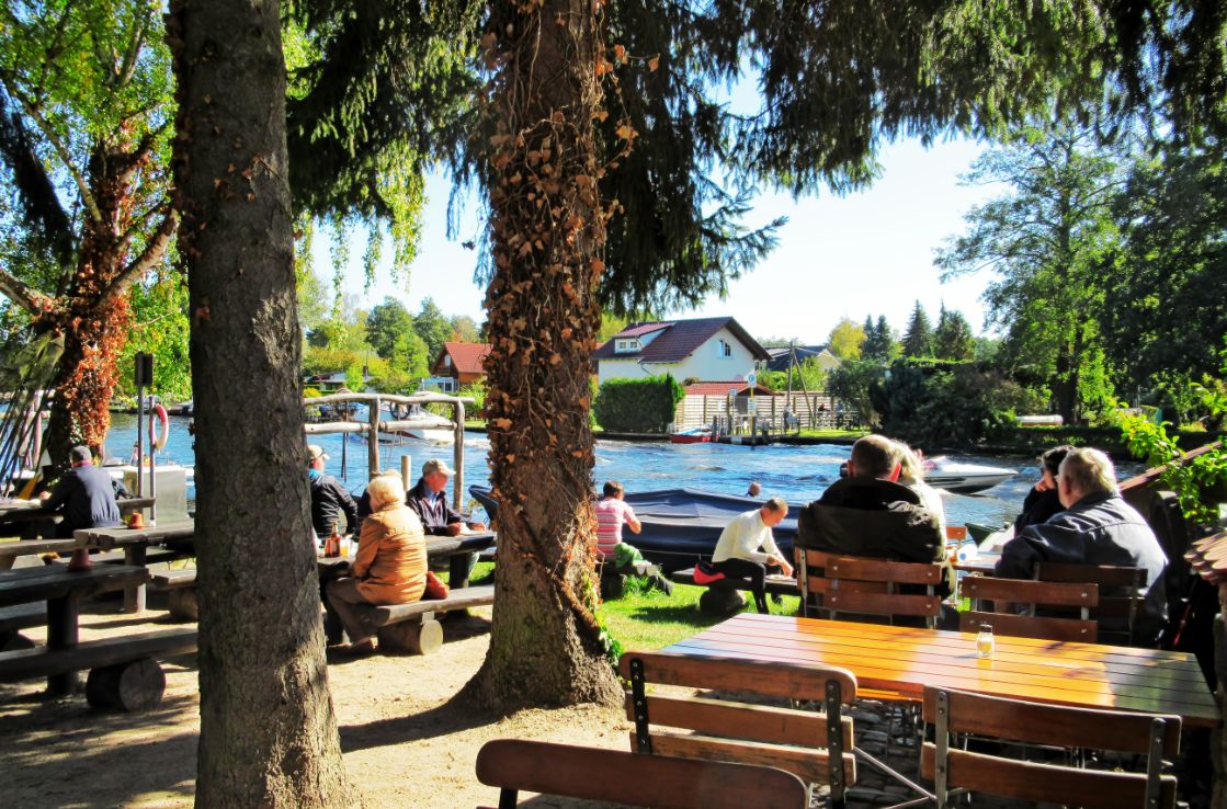 Der Müggelsee mit Terrasse im Sommer.