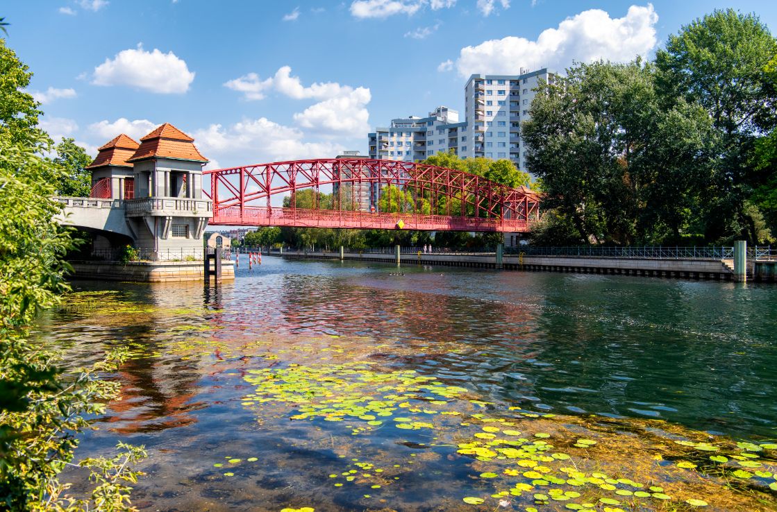 Der Tegeler See unter blauem Himmel mit Brücke.