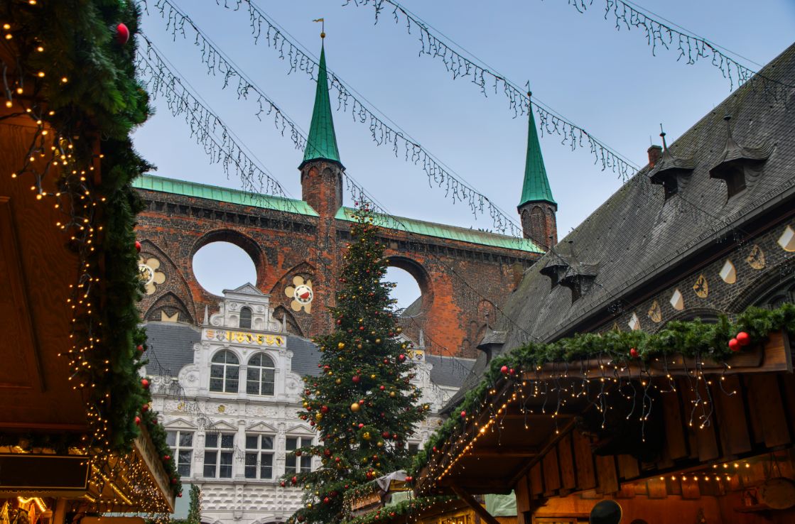 Weihnachtsmarkt am Marktplatz in Lübeck.
