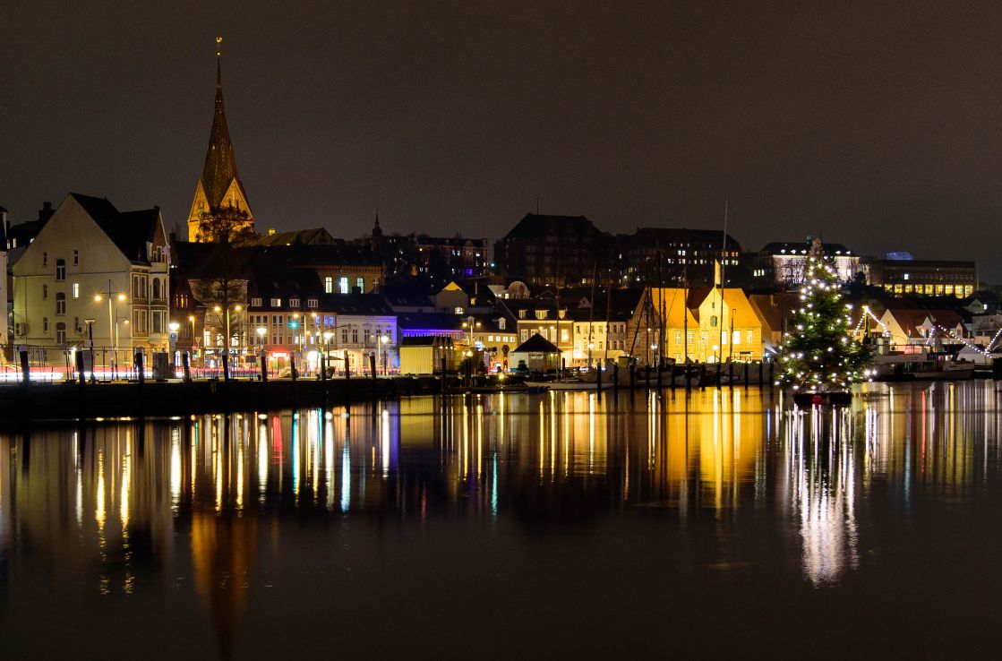 Flensburg im Dunkeln im Winter.