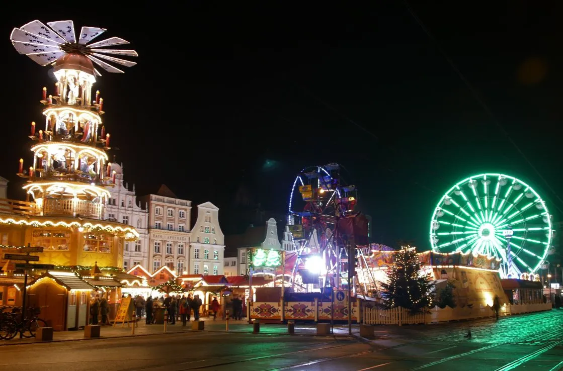 Der Rostocker Weihnachtsmarkt mit Beleuchtung.