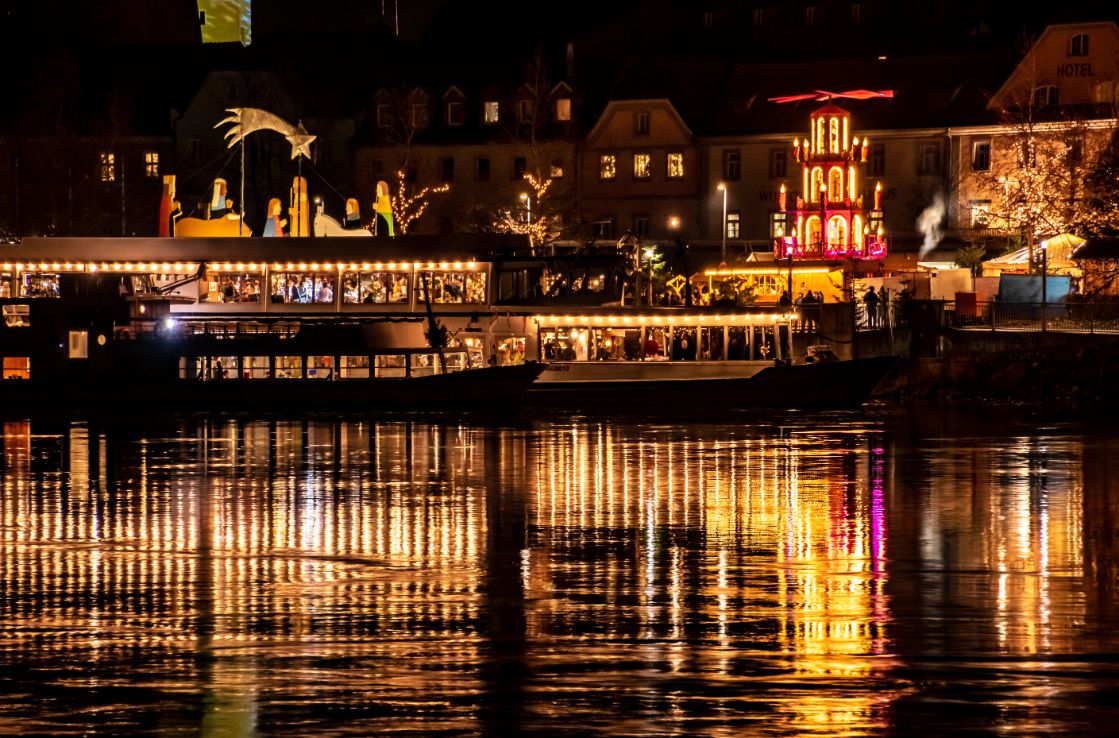 Der schwimmende Christkindlmarkt in Vilshofen.