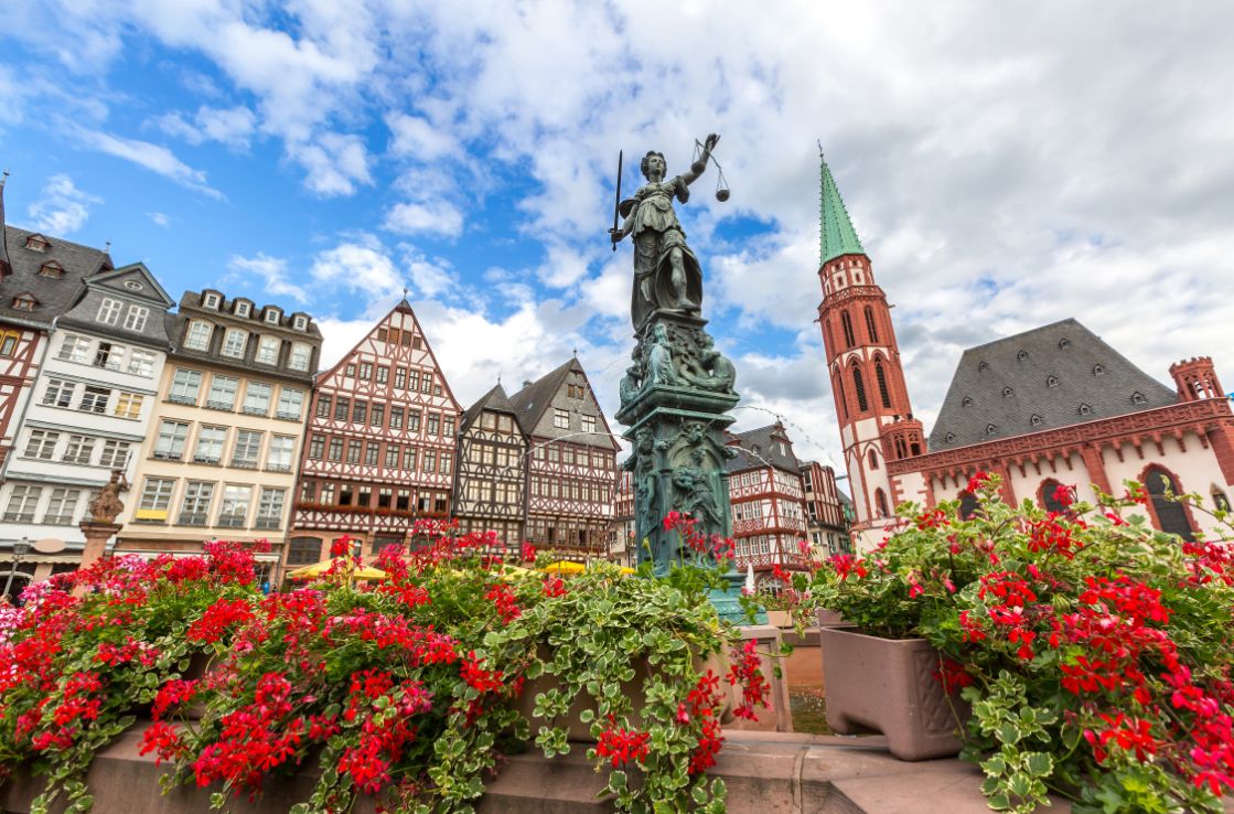 Der Römerberg mit Blumen in Frankfurt.