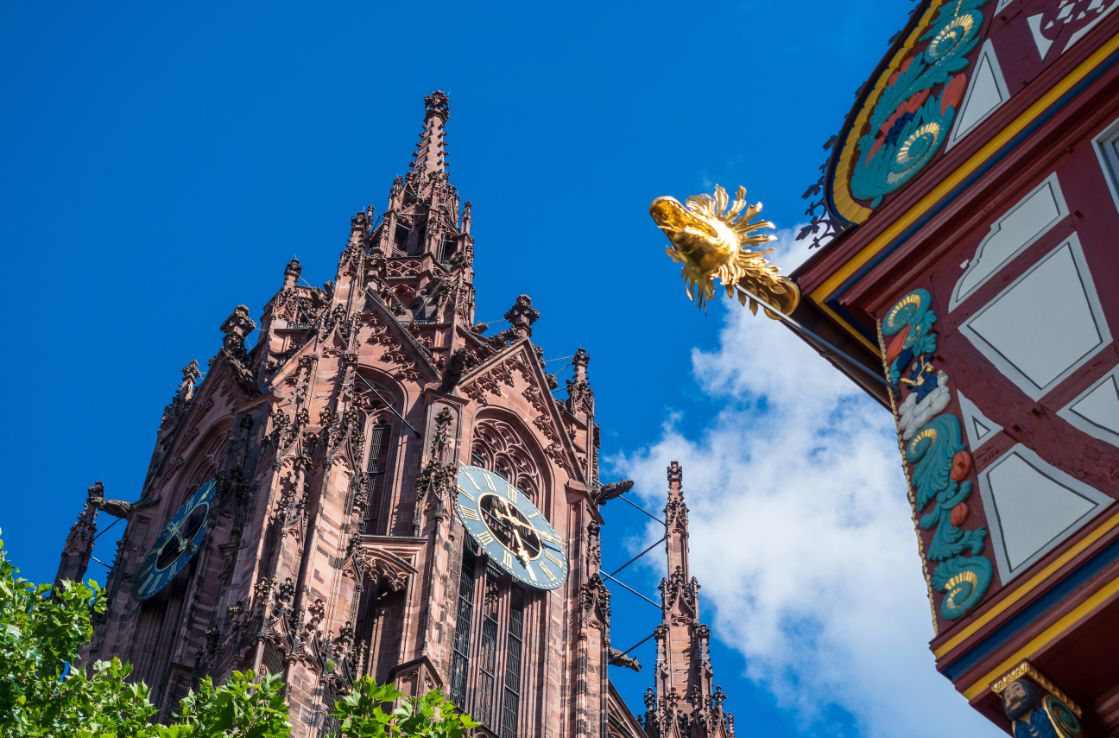 St Bartholomäus Kirche in Frankfurt unter blauem Himmel.