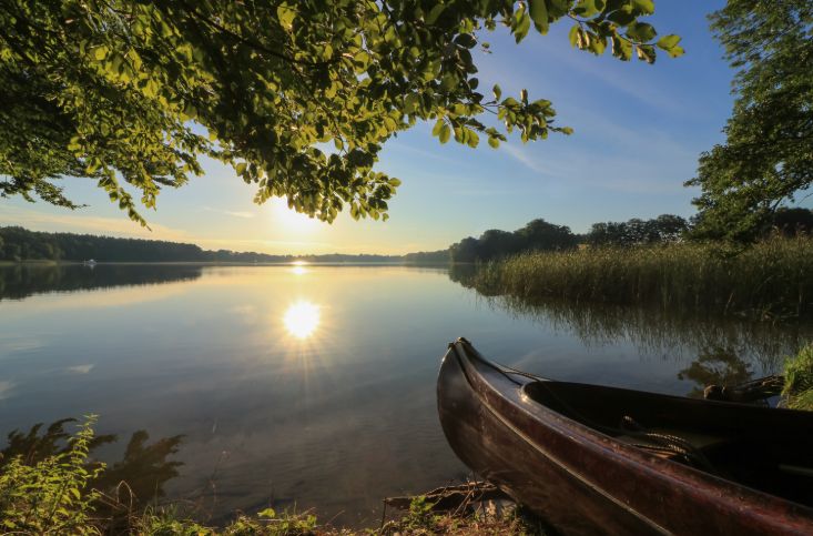 Boot im Sonnenuntergang an der Mecklenburgischen Seenplatte.