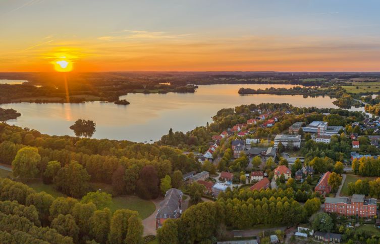 Plöner See bei Sonnenuntergang.