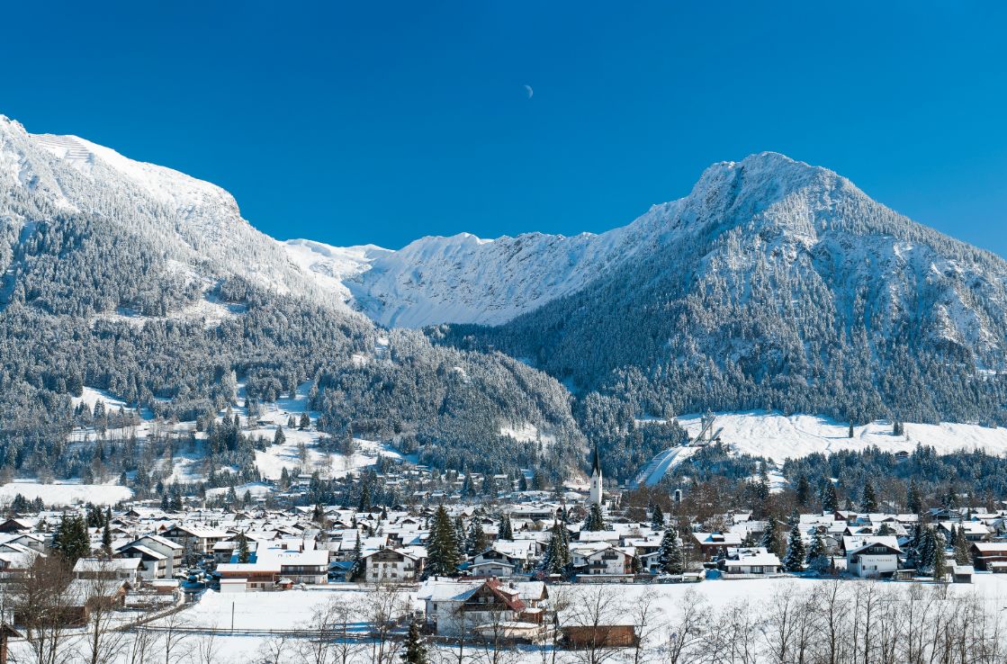 Bergpanorama im Schnee in Oberstdorf.