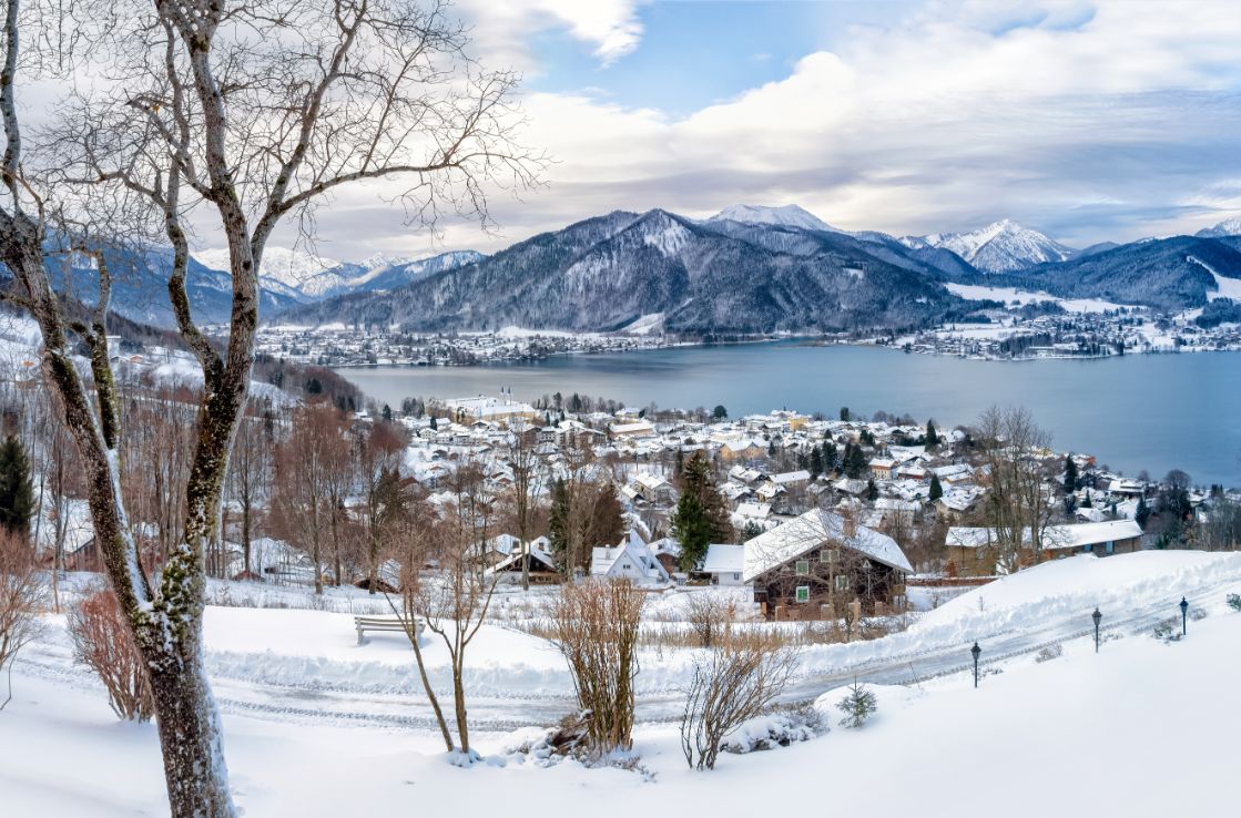 Skipisten am Tegernsee im Schnee.