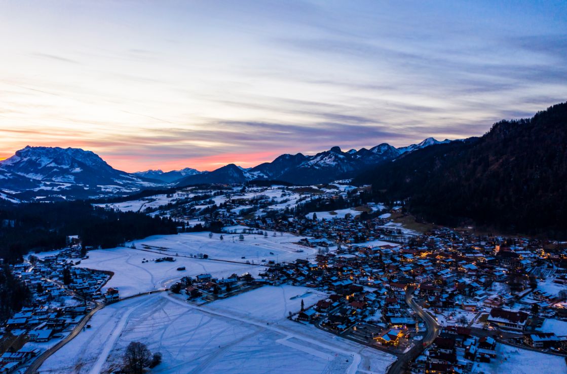 Das Skigebiet Winklmoosalm bei Sonnenuntergang.