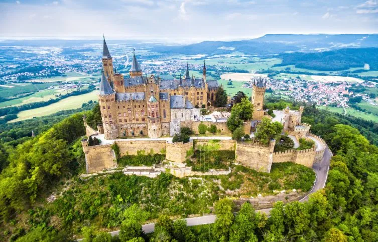 Burg Hohenzollern aus der Luft.