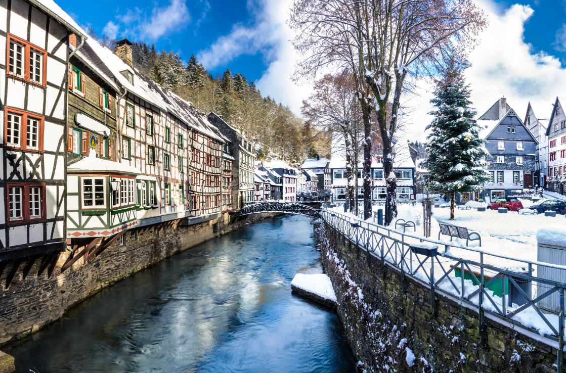 Fachwerkhäuser und Fluss im Schnee.