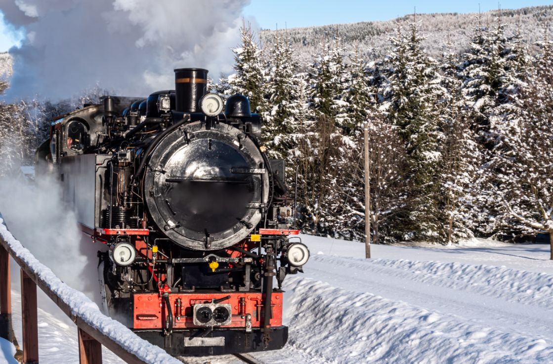 Dampfzug im Schnee.