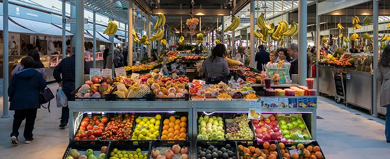 Esposizione colorata di frutta fresca in un banco di mercato all’aperto portoghese
