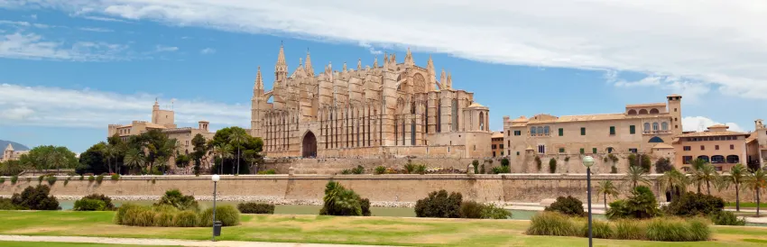 Lugares que Visitar en España en Coche de Alquiler, por Regiones: Una Guía Completa