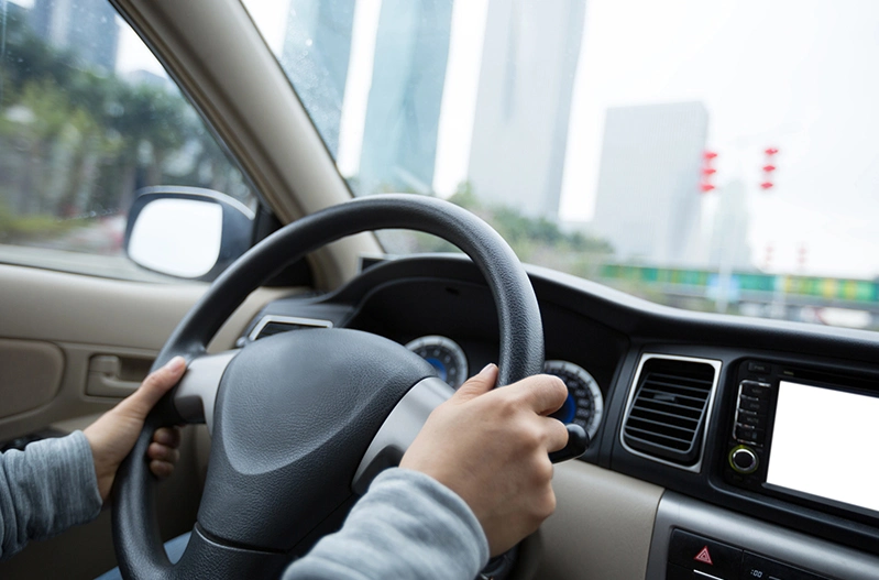 Conducir un coche de alquiler según las normas de tráfico de las autopistas estadounidenses