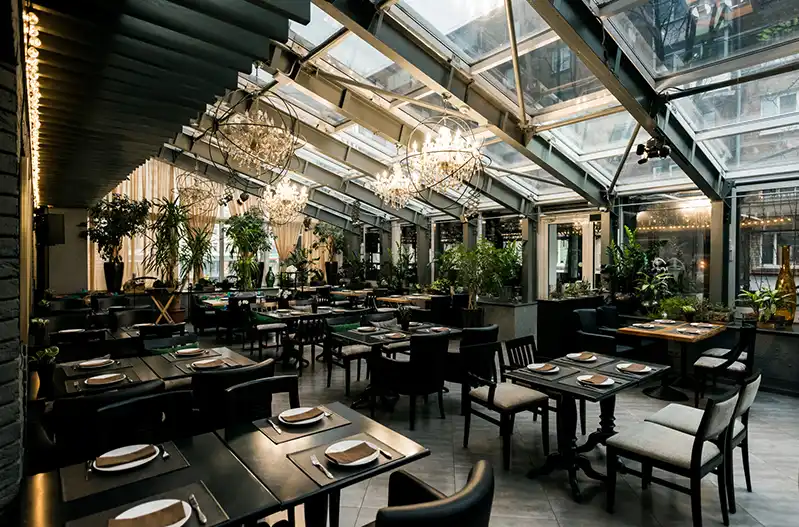 Restaurante de alta cocina en Nueva York con coche de lujo