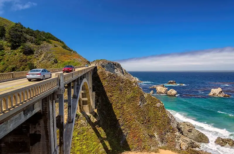 Paysage montagneux et routes américaines pour road trip