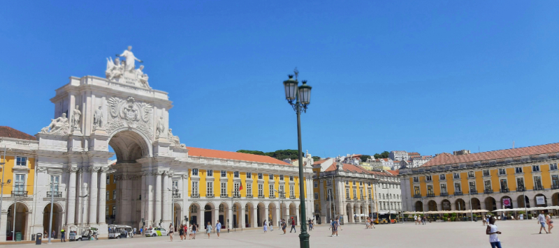 terreiro do paço em lisboa num dia ensolarado