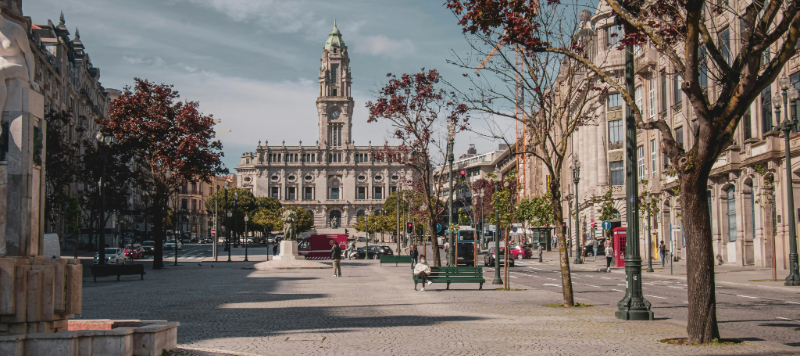 avenida dos aliados no porto num dia solarengo