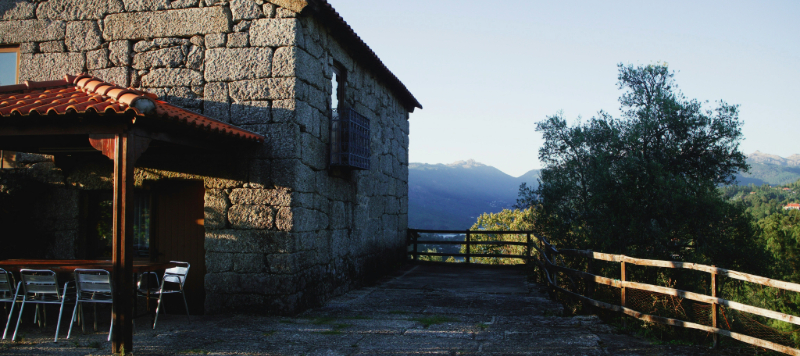 edifício em pedra na serra 
