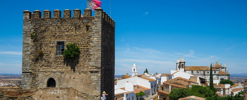 edificio em pedra em reguengos de Monsaraz com pessoas a visitar