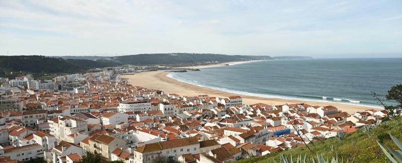 vista praia e cidade na Nazaré