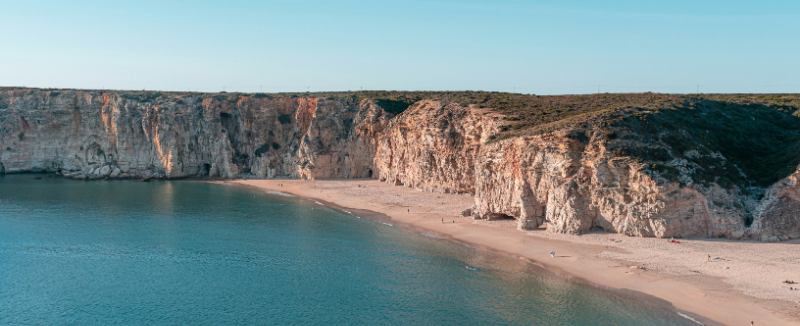 vista aérea de praia em sagres com mar tranquilo