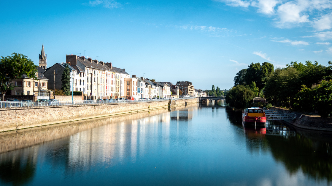 buildings-reflected-on-sarthe-river-city