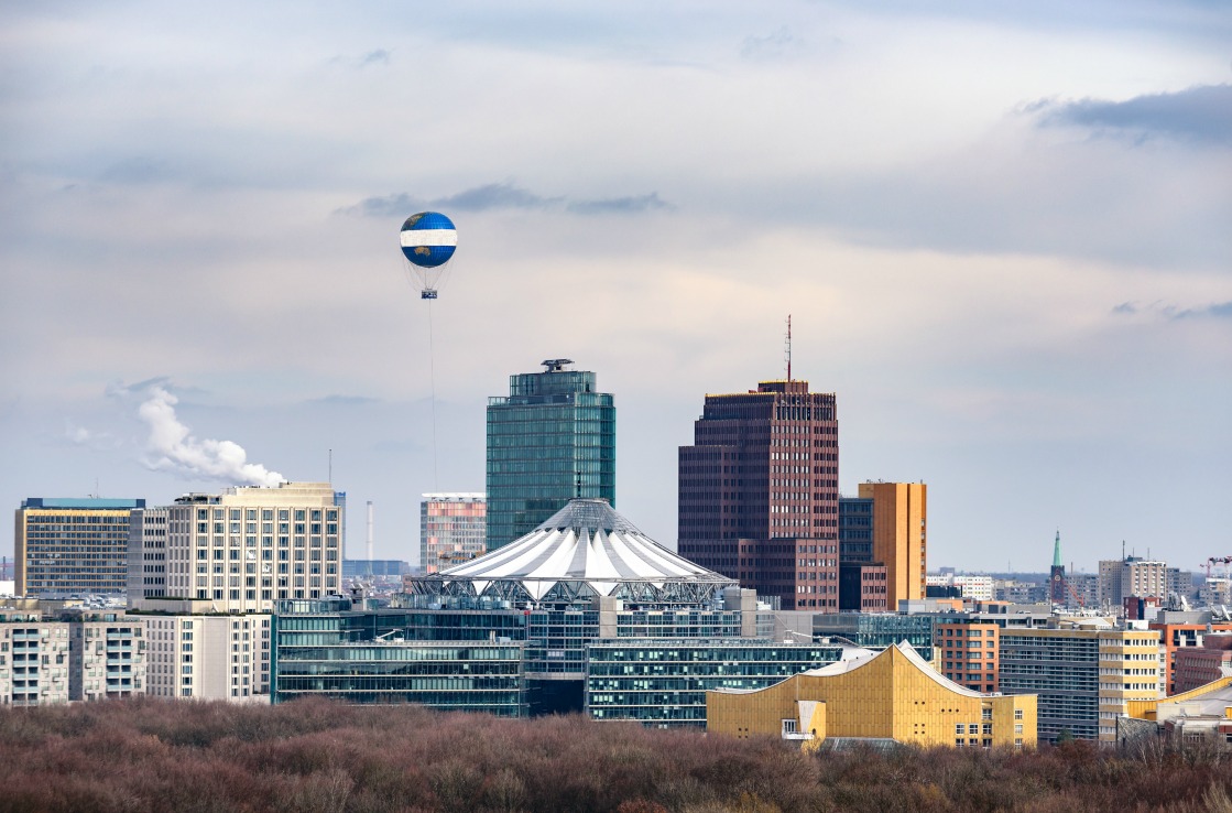 Der Ballon über Berlins Dächern