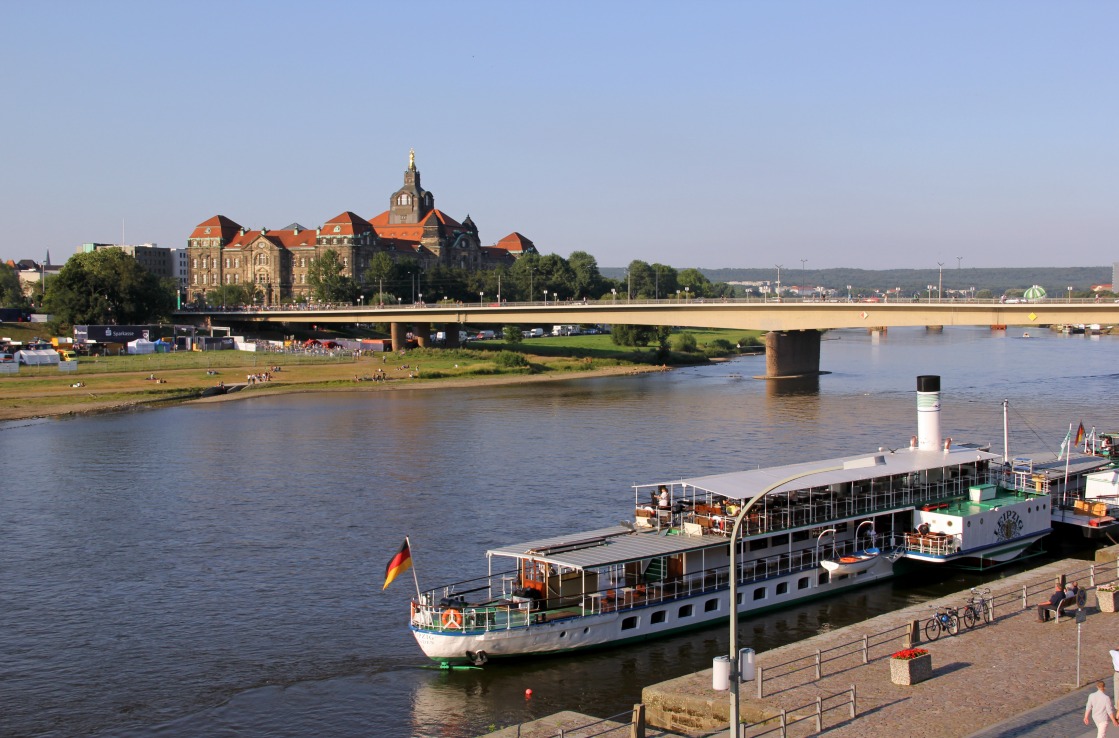 Rundfahrtsschiff auf der Elbe in Dresden