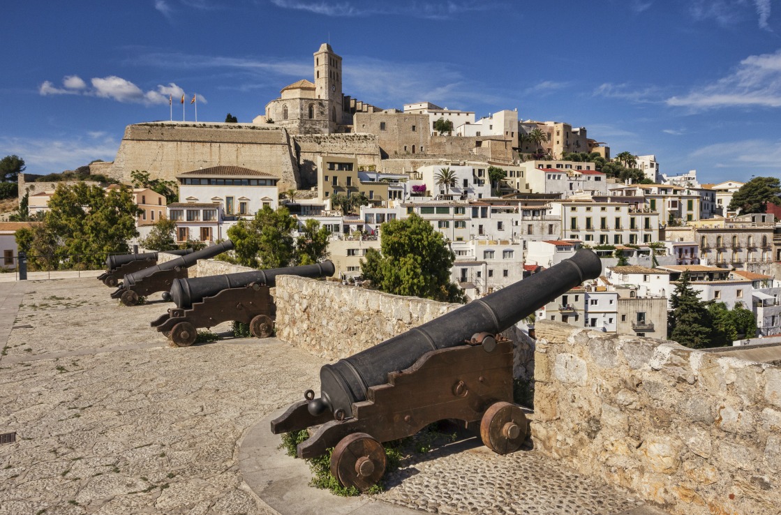 Ibiza City und Hügel