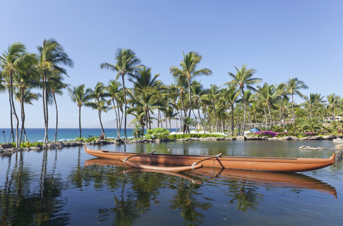 Kanus in einer Lagune auf Hawaii