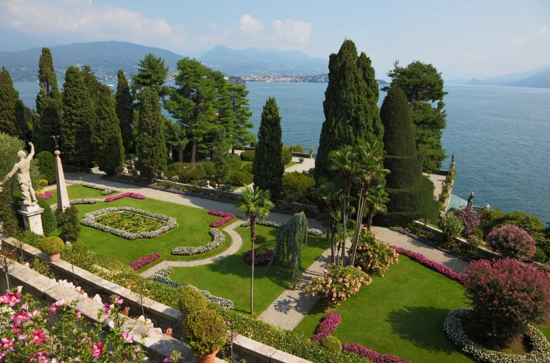 Park vor dem Lago Maggiore in Norditalien