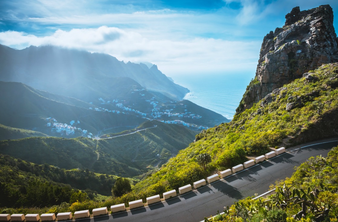 Bergpanorama und Straße auf Teneriffa