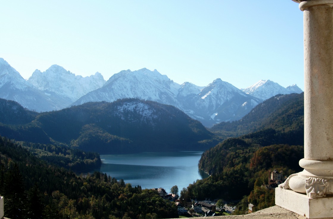 Blick auf die Berge und Landschaft aus dem Schloss Neuschwanstein