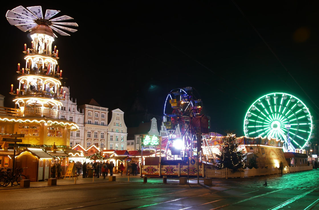 Rostocker Weihnachtsmarkt mit Beleuchtung