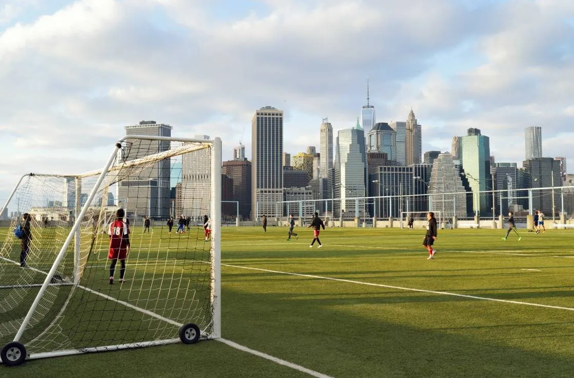 Fußballfeld im Brooklyn Bridge Park.