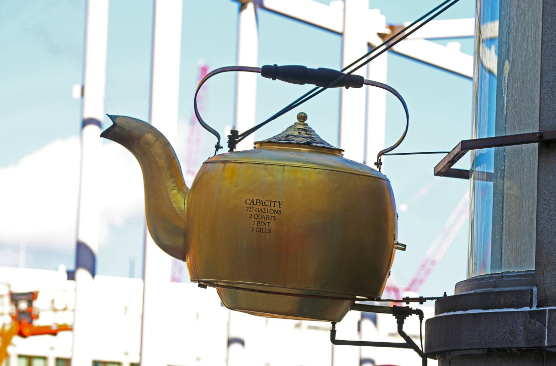 Der goldene Boston Tea Kettle.