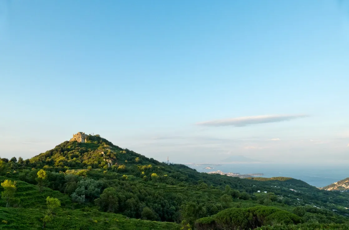 Der Epomeo Berg auf Ischia in Italien.