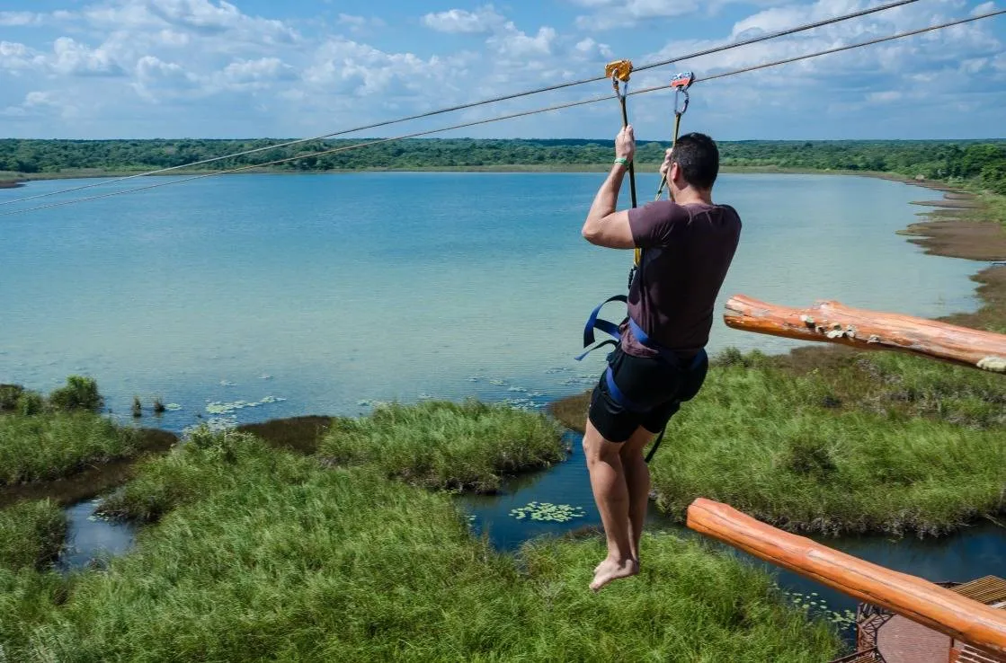 Zipline über Wasser und Bäumen.
